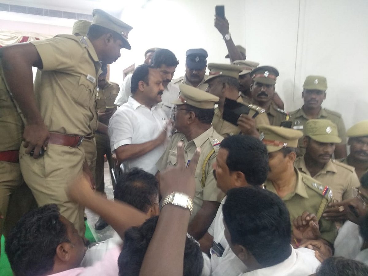  “என் தொகுதி மக்களின் மனுக்களை அ.தி.மு.க அமைச்சர்கள் நிராகரிக்கின்றனர்”- தி.மு.க எம்.எல்.ஏ குற்றச்சாட்டு!