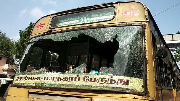 ‘சில்லரை பிரச்னைக்காக அரசு பஸ் கண்ணாடியை உடைத்த காவலாளி’: சென்னையில் சம்பவம்!