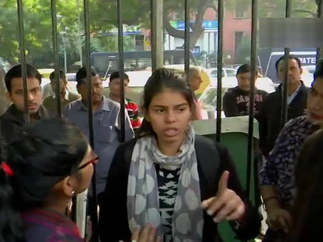 நாட்டையே உலுக்கும் பெண்களுக்கு எதிரான வன்முறைகள் - ஒற்றை ஆளாக போராட்டத்தில் இறங்கிய இளம்பெண்!