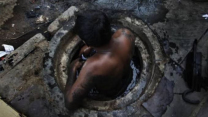 கழிவு நீர் தொட்டியில் மயங்கிய தம்பியை காப்பாற்றச் சென்ற அண்ணன் பலி : நிர்க்கதியான 3 பெண் குழந்தைகள்!