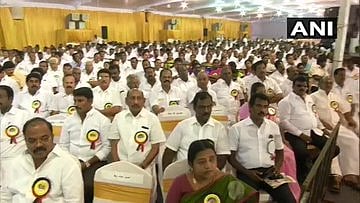 அடிப்படைப் பண்புகளுக்கு ஊறு நேராமல் அரசியலமைப்புச் சட்டத்தில் திருத்தம் வேண்டும்-தி.மு.க தலைவர் தீர்மானம்