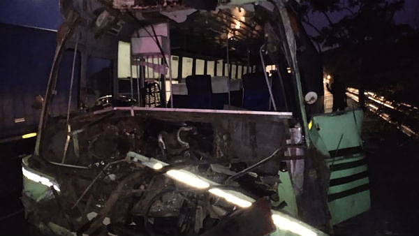 தூக்கக் கலக்கத்தில் பேருந்தை இயக்கிய ஓட்டுனர்... கண்டெய்னரில் மோதியதில் நடத்துனர் பலியான சோகம்!