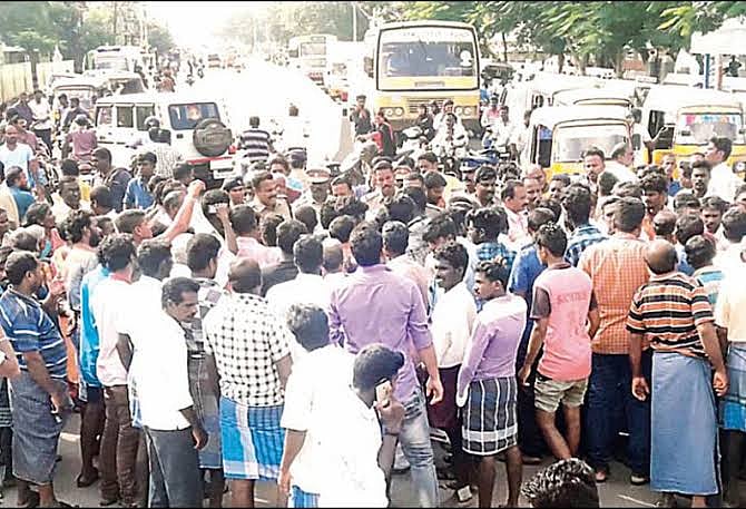 ஹெல்மெட் இல்லையென வாகனத்தை மறித்த போலிஸார் : நிலைதடுமாறி கீழே விழுந்த தாய் மகன் கண்முன்னே மரணம்!