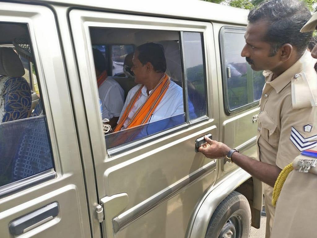திருவள்ளுவர் சிலைக்கு காவி துண்டு, ருத்ராட்ச மாலை அணிவித்த அர்ஜூன் சம்பத் கைது!