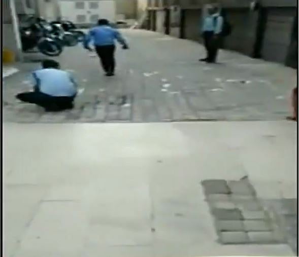 கொல்கத்தாவில் பணமழை பொழிந்த தனியார் நிறுவனம்: காரணம் இதுதான்! (வைரல் வீடியோ)