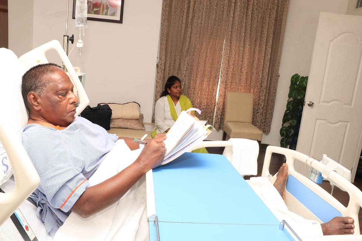 மருத்துவமனையில் சிகிச்சை பெறும்நிலையிலும் கோப்புகளில் கையெழுத்திடும் புதுச்சேரி முதல்வர்- #Viral Photo