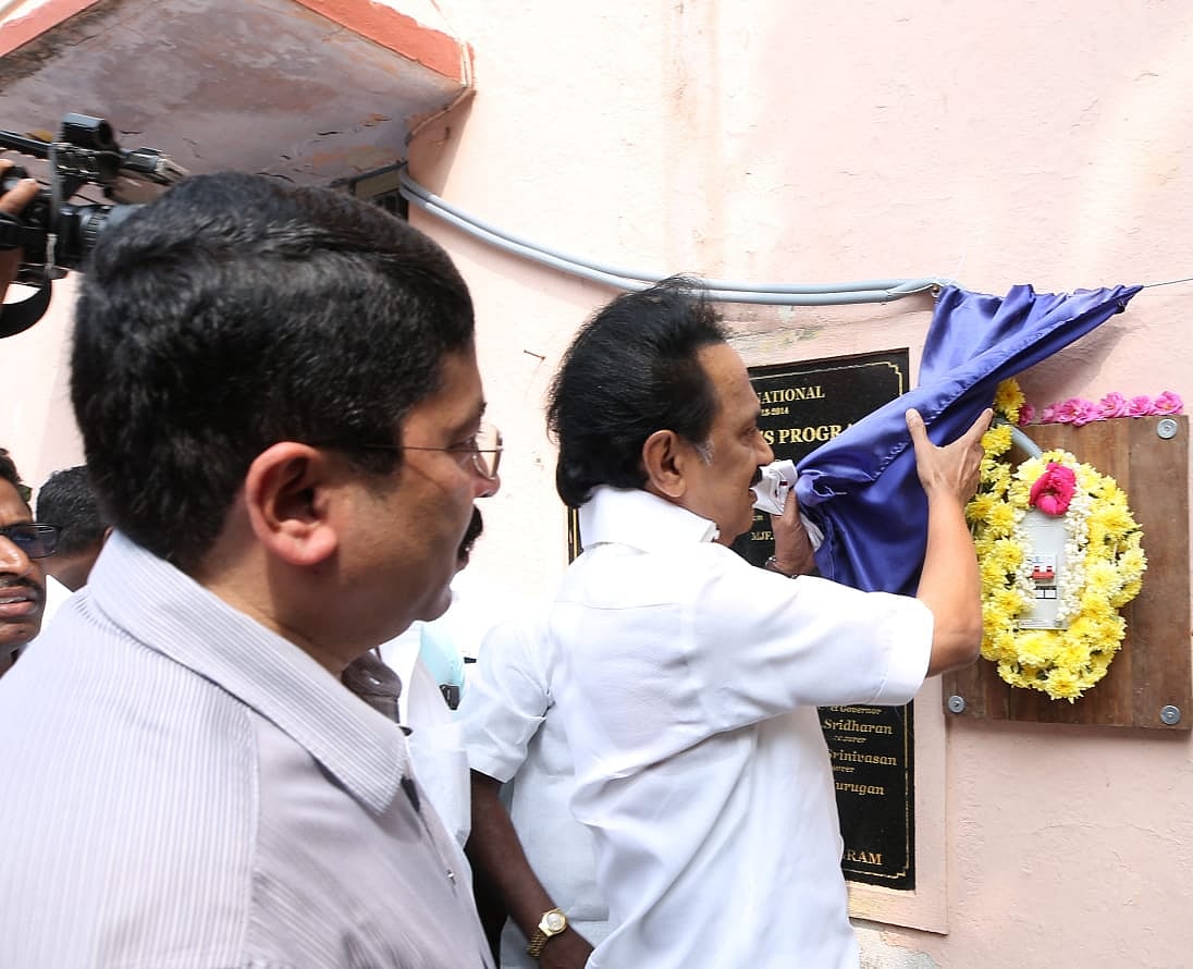 கொளத்தூர் தொகுதி மக்களுக்கு பல்வேறு நலத்திட்ட உதவிகள் செய்த மு.க.ஸ்டாலின்! #Photostory