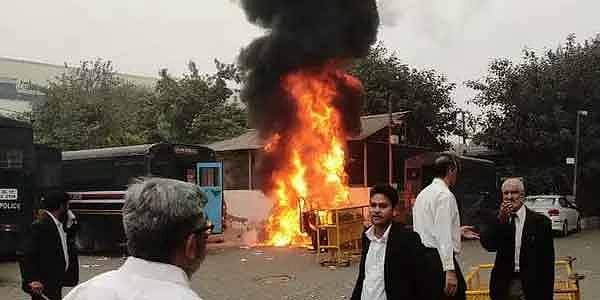 துப்பாக்கிச் சூட்டில் முடிந்த போலிஸ் - வழக்கறிஞர்கள் மோதல்: டெல்லி நீதிமன்றம் வளாகத்தில் பரபரப்பு!