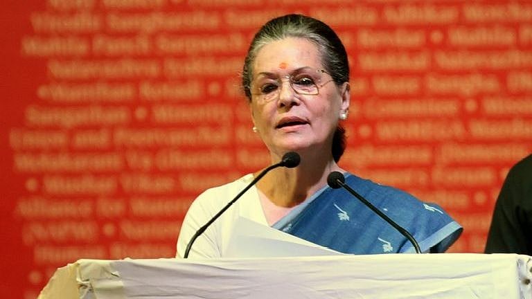 “மோடியின் நண்பர்களுக்கு விற்கப்படும் பொதுத்துறை நிறுவனங்கள்” : சோனியா காந்தி சாடல்!