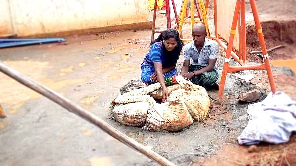 “கடைசிவரை மகனின் சடலத்தை எங்களுக்கு காட்டாமல் ஏமாற்றிவிட்டார்கள்” : சிறுவன் சுஜித்தின் தந்தை வேதனை!