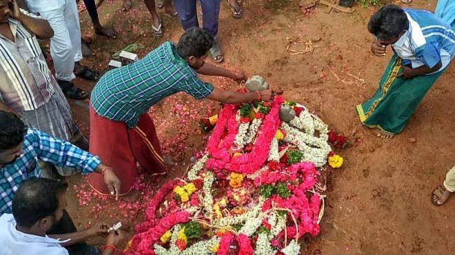 சுஜித் கல்லறை