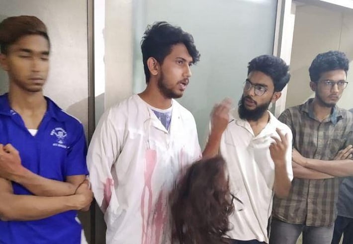 “இணையத் தொலைக்காட்சியில் ‘குறும்பு நிகழ்ச்சி’க்காக பேய் வேடமிட்ட மாணவர்களுக்கு நேர்ந்த கதி”