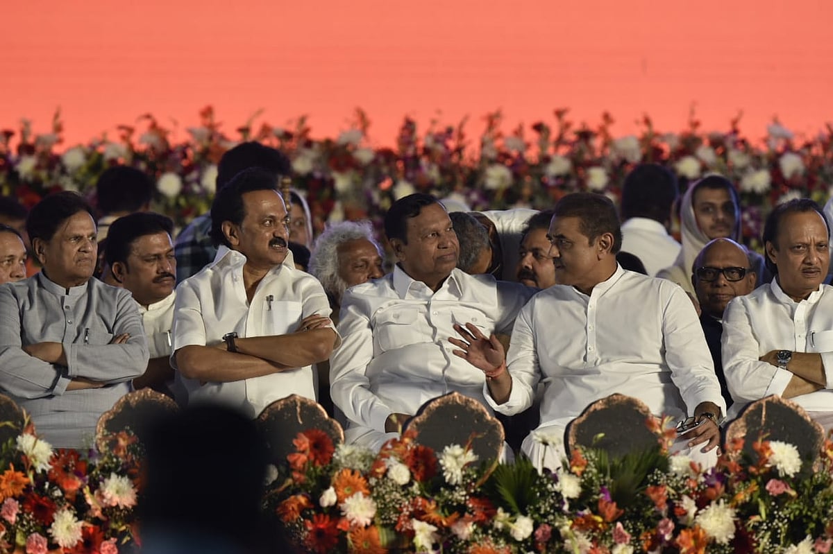 மகாராஷ்டிரா முதல்வராகப் பதவியேற்றார் உத்தவ் தாக்கரே... துணை முதல்வர் பதவி யாருக்கும் இல்லையா?