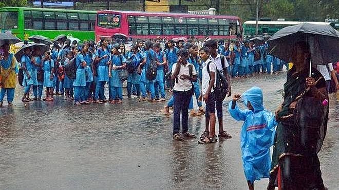 தமிழகத்தில் தொடர் கனமழை ; 4 மாவட்டங்களில் பள்ளிகளுக்கு மட்டும் விடுமுறை - அரசு அறிவிப்பு!
