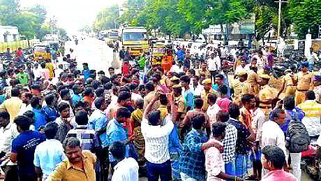 ஹெல்மெட் இல்லையென வாகனத்தை மறித்த போலிஸார் :  நிலைதடுமாறி கீழே விழுந்த தாய் மகன் கண்முன்னே மரணம்! 