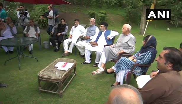 ‘பத்திரங்களில் கையெழுத்துப் போட்டால் மட்டுமே விடுதலை’- காஷ்மீர் தலைவர்களுக்கு மத்திய அரசு மிரட்டல்!