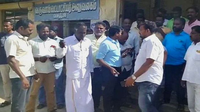 செஞ்சியில் தீண்டாமைக் கொடுமை : தலித் மக்களுக்கு பொருட்கள் வழங்ககூடாது என ஆதிக்க சாதியினர் தீர்மானம்!