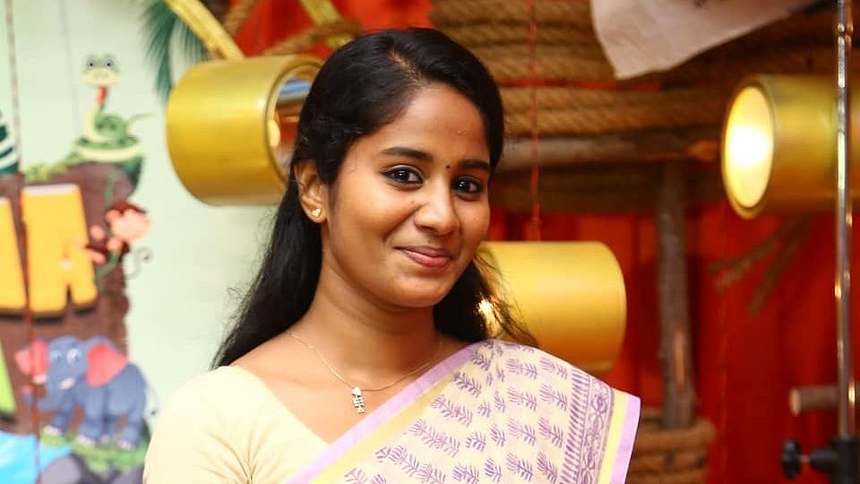 விஜய் 64 ஷூட்டிங் ஸ்பாட் படங்களை பகிர்ந்த ‘பவி டீச்சர்’ : வாழ்த்து மழை பொழியும் ரசிகர்கள்!