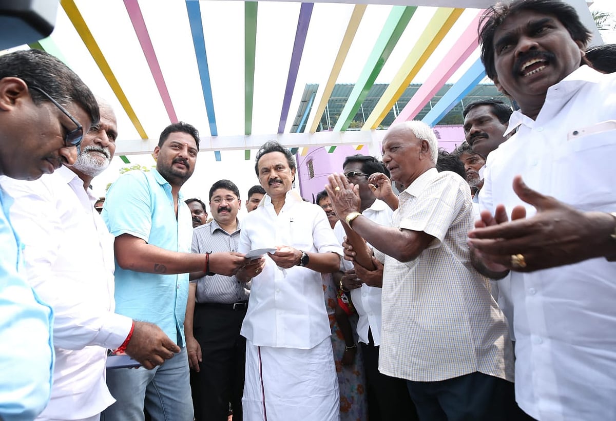 கொளத்தூர் தொகுதி மக்களுக்கு பல்வேறு நலத்திட்ட உதவிகள் செய்த மு.க.ஸ்டாலின்! #Photostory