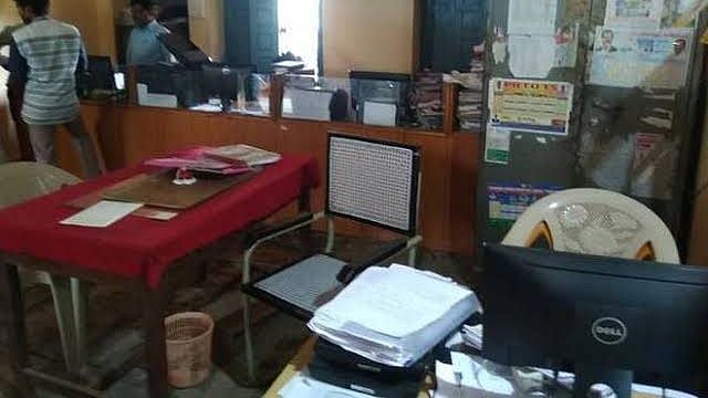 வருவாய் அலுவலகத்தை பெட்ரோல் ஊற்றி ஏறிக்க முயன்ற விவசாயி: தெலுங்கானாவில் நடந்த மற்றொரு அதிர்ச்சி சம்பவம்!