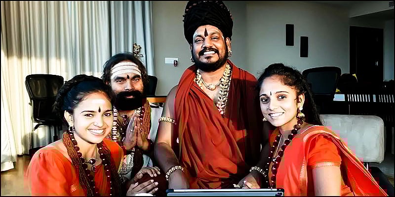 ’வெளிநாட்டுக்கு தப்பி ஓடிய நித்யானந்தா’ : இரண்டு பெண் சீடர்கள் கைது - பரபரப்புத் தகவல்கள்!
