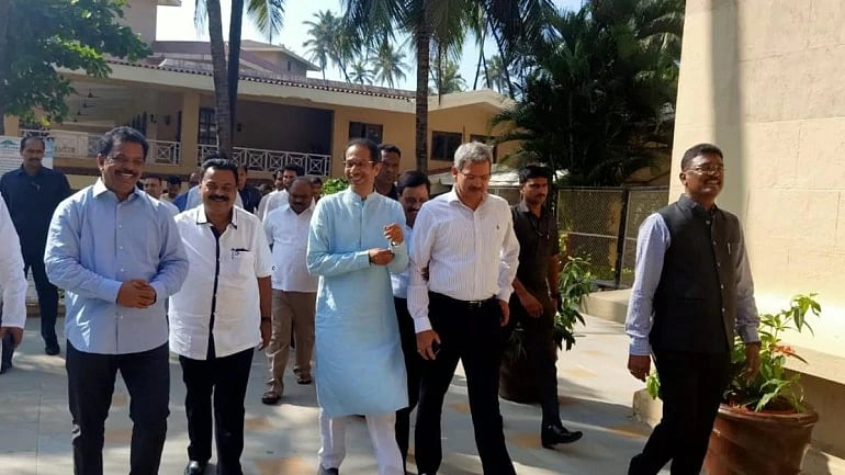 மகாராஷ்டிரா: ஆட்சியமைப்பதில் இருந்து பின்வாங்கிய பாஜக; சிவசேனாவை அழைத்த ஆளுநர்!