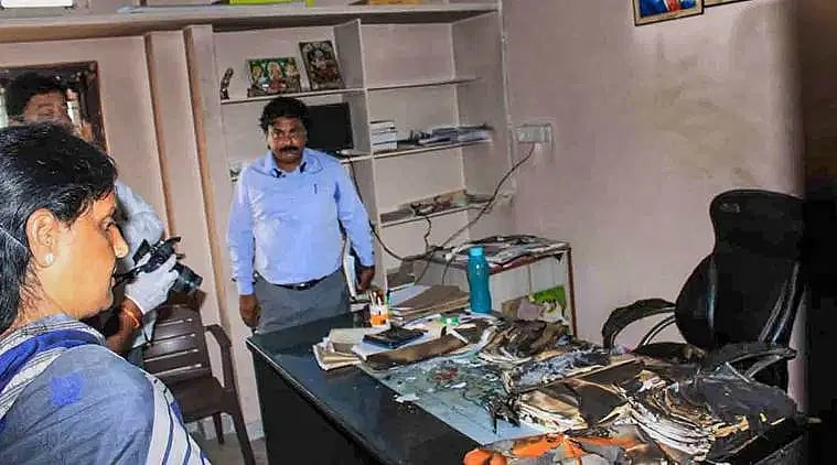 வருவாய் அலுவலகத்தை பெட்ரோல் ஊற்றி ஏறிக்க முயன்ற விவசாயி: தெலுங்கானாவில் நடந்த மற்றொரு அதிர்ச்சி சம்பவம்!