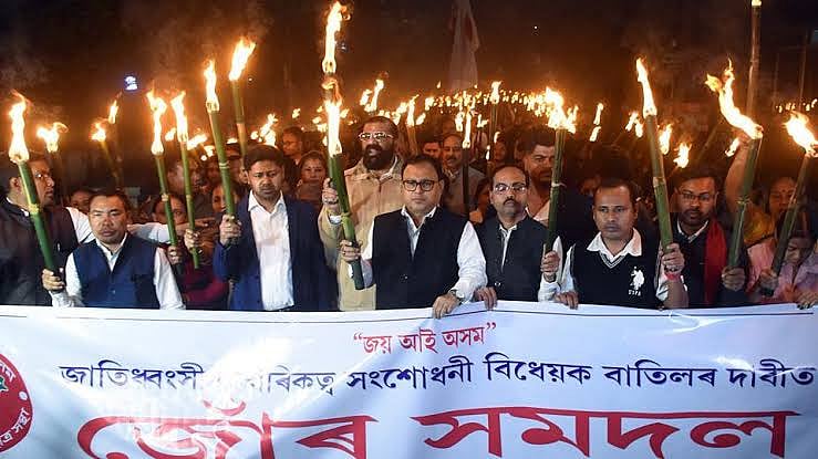 குடியுரிமை மசோதாவுக்கு எதிராக வெடித்த போராட்டம் - அசாமில் இயல்புநிலை கடுமையாக பாதிப்பு ! 