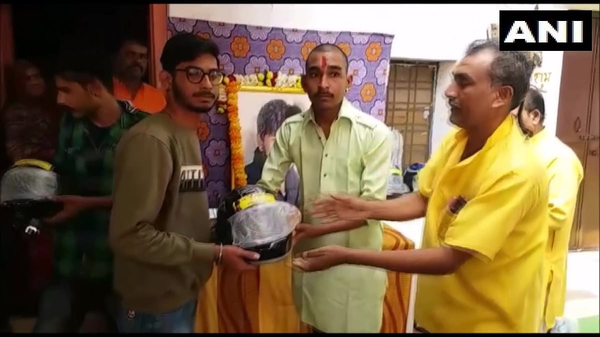 விபத்தில் உயிரிழந்த மகன் நினைவாக, மகனின் நண்பர்களுக்கு ஹெல்மெட் வழங்கிய தந்தை - நெகிழ்ச்சி சம்பவம்