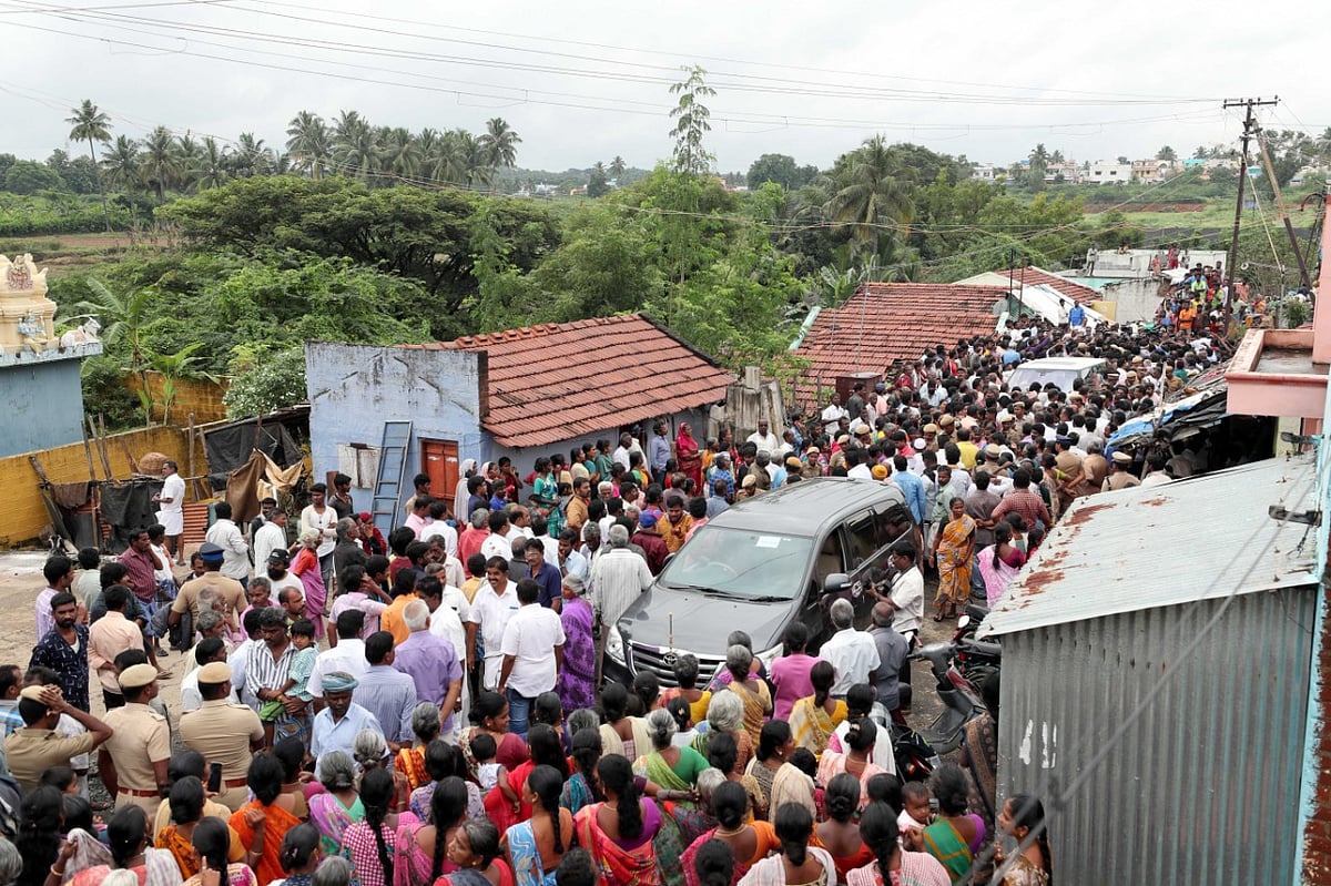 மேட்டுப்பாளையத்தில் சுவர் இடிந்து 17 பேர் பலி : நேரில் சென்று ஆறுதல் தெரிவித்த மு.க.ஸ்டாலின்! (PHOTOS)