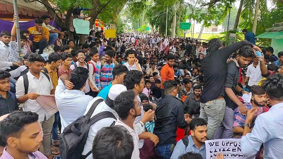 LIVE #CAA : குடியுரிமை சட்ட திருத்தத்தை கண்டித்து இஸ்லாமிய அமைப்புகள் சென்னையில் பேரணி!