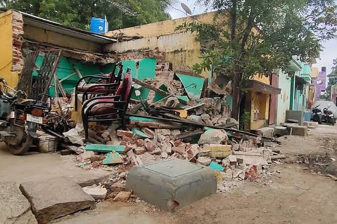 தொடரும் கந்துவட்டி கொடுமை : குடியிருந்த வீட்டை இடித்துத் தள்ளிய கந்துவட்டி கும்பல் அராஜகம்!