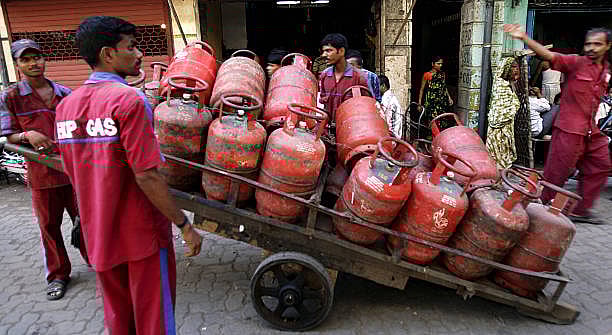 ‘காஸ் சிலிண்டர்’ டெலிவரி செய்வோருக்கு ‘டிப்ஸ்’ : என்ன சொல்கின்றன காஸ் நிறுவனங்கள்?