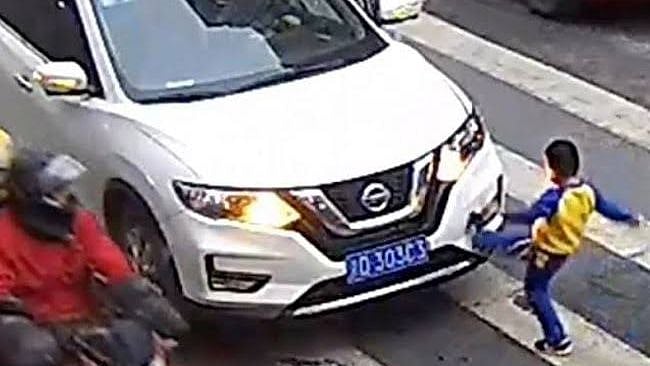 அம்மா பாசம்! தாயை இடித்த கார் ஓட்டுநருடன் சண்டைக்கு சென்ற கோபக்கார சிறுவன் - வைரல் வீடியோ!