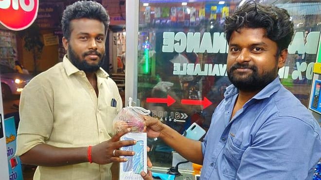 ’மொபைல் போன் வாங்கினால், ஒரு கிலோ வெங்காயம் இலவசம்’ : பட்டுக்கோட்டை மொபைல் கடையில் அதிரடி சலுகை !