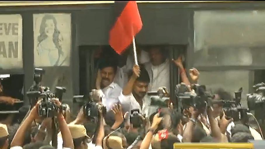 குடியுரிமை சட்டத் திருத்த மசோதா நகலை கிழித்து போராட்டம்: உதயநிதி ஸ்டாலின்-தி.மு.க., இளைஞரணியினர் கைது!