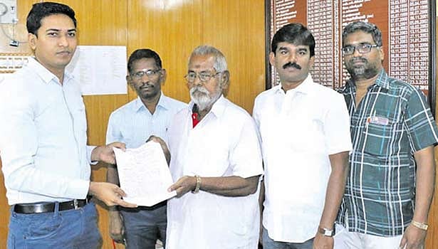 கவனித்துக்கொள்ளாமல் வீட்டைவிட்டு வெளியேற்றிய மகனிடமிருந்து சொத்து பறிமுதல்: வயதான தந்தையிடம் ஒப்படைப்பு! 