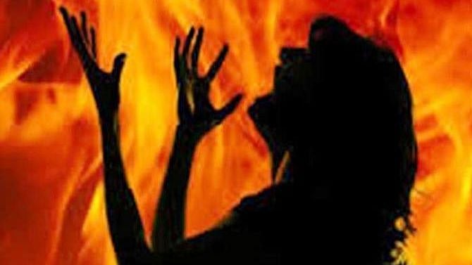 உத்தரப்பிரதேசத்தில் தொடரும் அவலம் - 18 வயது சிறுமியை பாலியல் வன்கொடுமை செய்து தீவைப்பு!