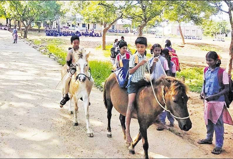 குதிரையில் பள்ளிக்கு செல்லும் மாணவர்கள்: ஏன்? அவர்கள் சொல்ல வருவது என்ன? - வியப்பளிக்கும் செய்தி