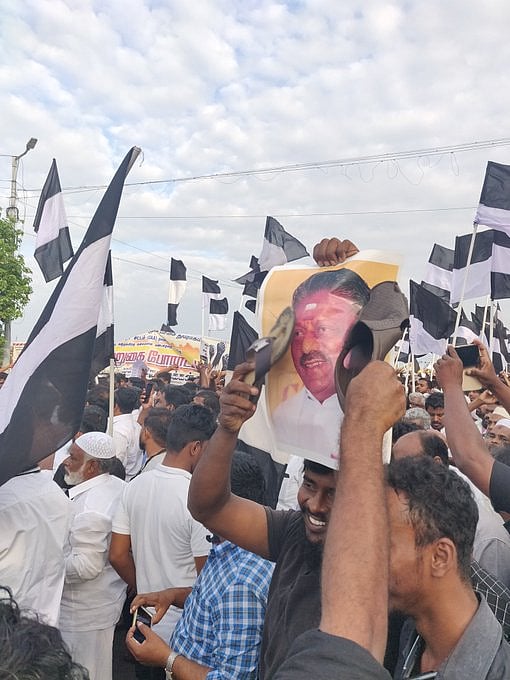 மோடி உருவபொம்மை எரிப்பு - எடப்பாடி பழனிசாமி வீட்டை முற்றுகையிட முயன்ற போராட்டக்காரர்கள்!