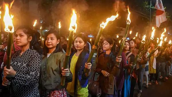 #LIVE | பற்றி எரியும் அசாம், திரிபுரா - குடியுரிமை சட்டத்திருத்த மசோதாவுக்கு எதிரான போராட்டம் தீவிரம்!