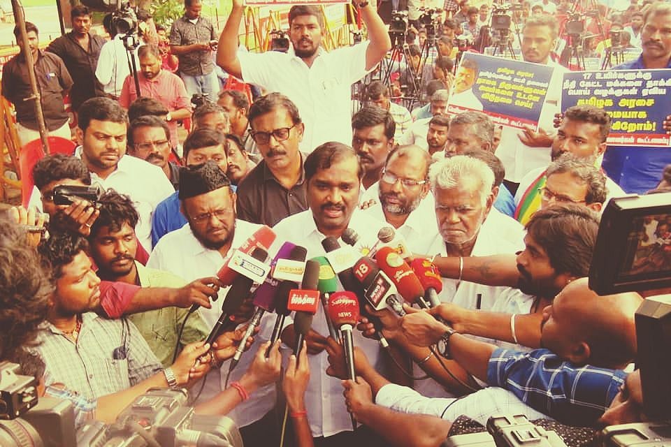 ’இந்த வழக்கை வைத்துதான் எடப்பாடியை மிரட்டுகிறது பா.ஜ.க’- அடித்துச் சொல்லும் வேல்முருகன் !