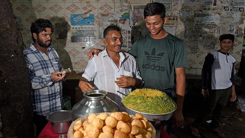 பானிபூரி விற்று கிரிக்கெட் கற்ற சிறுவனை 2.40 கோடிக்கு ஏலம் எடுத்த ராஜஸ்தான் ராயல்ஸ் : சாதிப்பாரா யாஷஸ்வி?