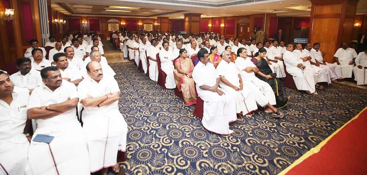 ’மக்கள் எப்போதும் நம் பக்கம்’ : உள்ளாட்சித் தேர்தலுக்குத் தி.மு.க தயார் - மா.செ கூட்டத்தில் தீர்மானம் !