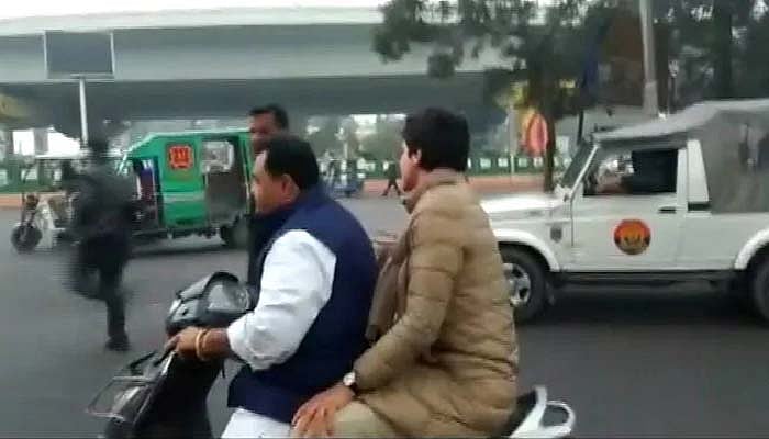 பிரியங்கா காந்தியை இருசக்கர வாகனத்தில் அழைத்துச் சென்றவருக்கு அபராதம் : சர்ச்சையில் உ.பி காவல்துறை