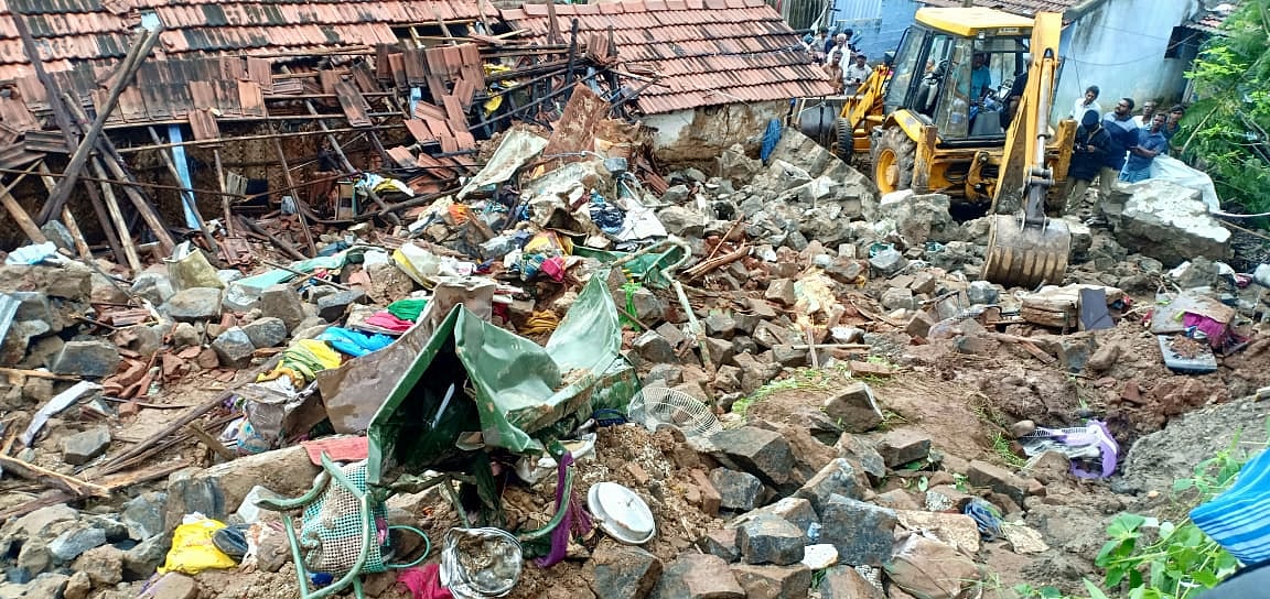 “வீட்டு முன்னாடி வந்தா நாயை அவுத்துவிட்ருவேன் என மிரட்டினார்”- தீண்டாமை சுவர் குறித்த LIVE ரிப்போர்ட்!