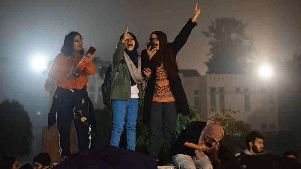 ஜாமியா மாணவி ‘ஆயிஷா ரென்னா’ பெயரில் போலி செய்திகள் : ’போட்டோஷாப்’ செய்து அசிங்கப்பட்ட இந்துத்துவா கும்பல்