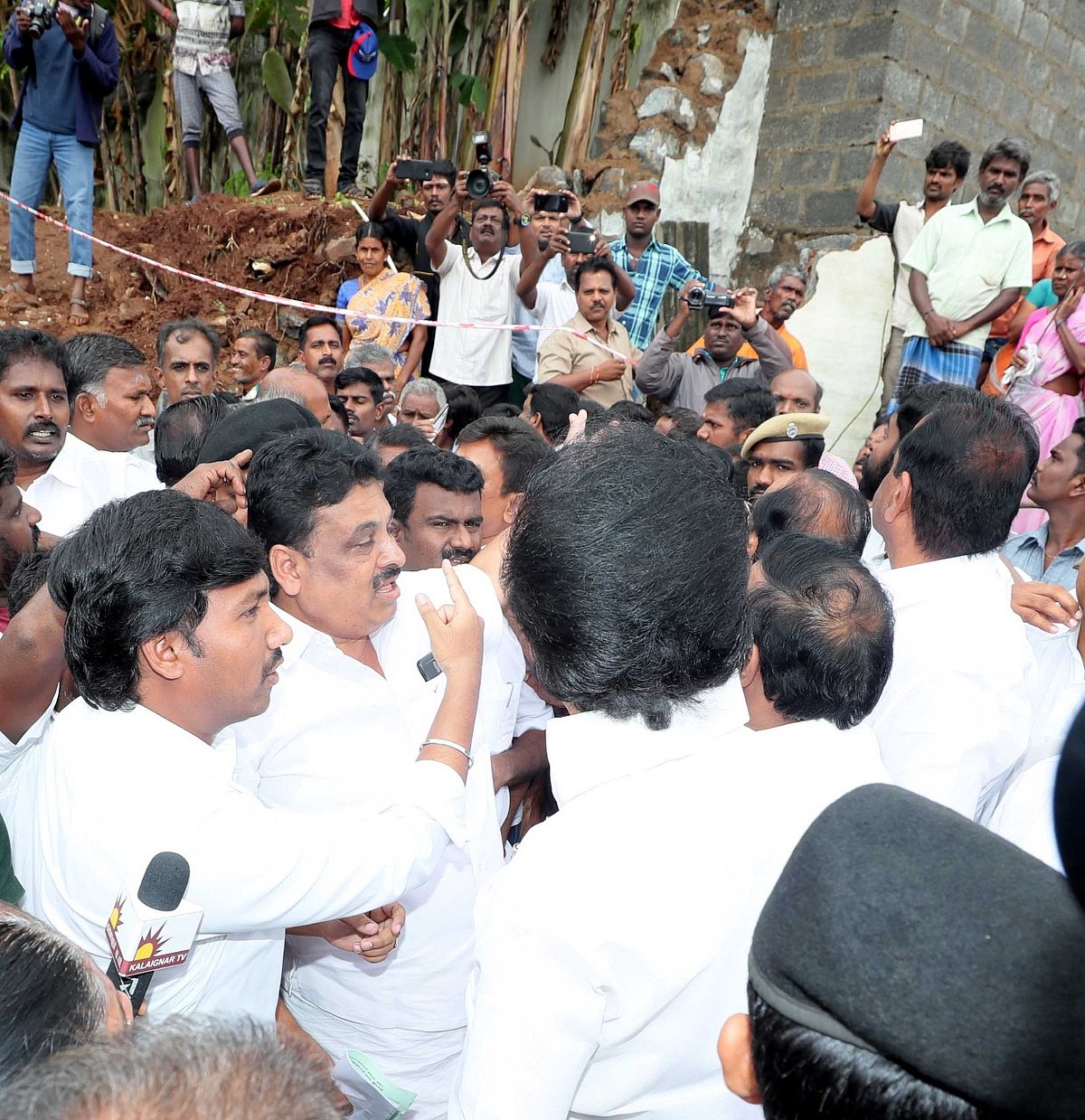 மேட்டுப்பாளையத்தில் சுவர் இடிந்து 17 பேர் பலி : நேரில் சென்று ஆறுதல் தெரிவித்த மு.க.ஸ்டாலின்! (PHOTOS)