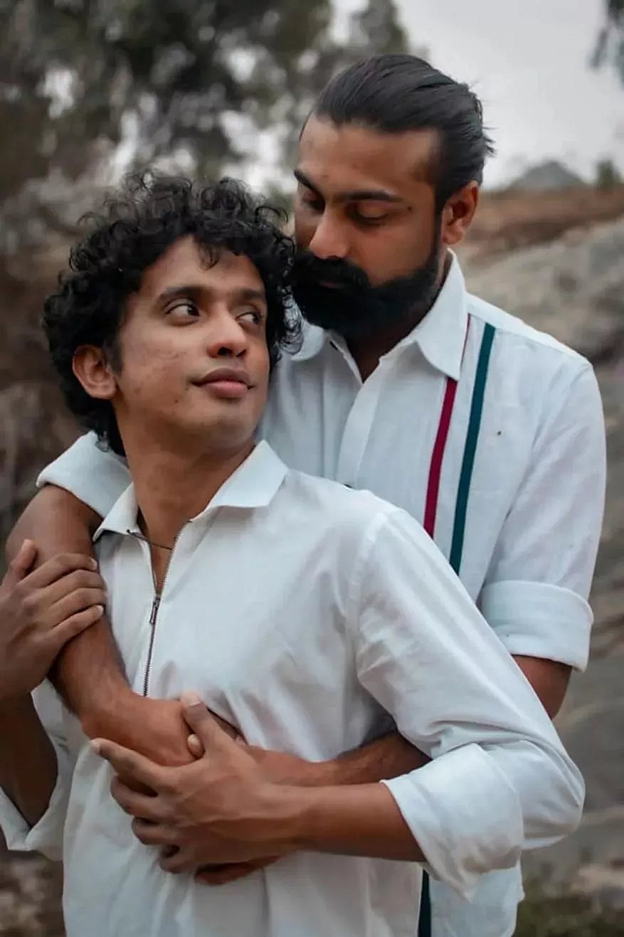 இணையத்தைக் கலக்கும் தன்பாலின காதலர்களின் pre-wedding போட்டோஷூட்! (ALBUM)