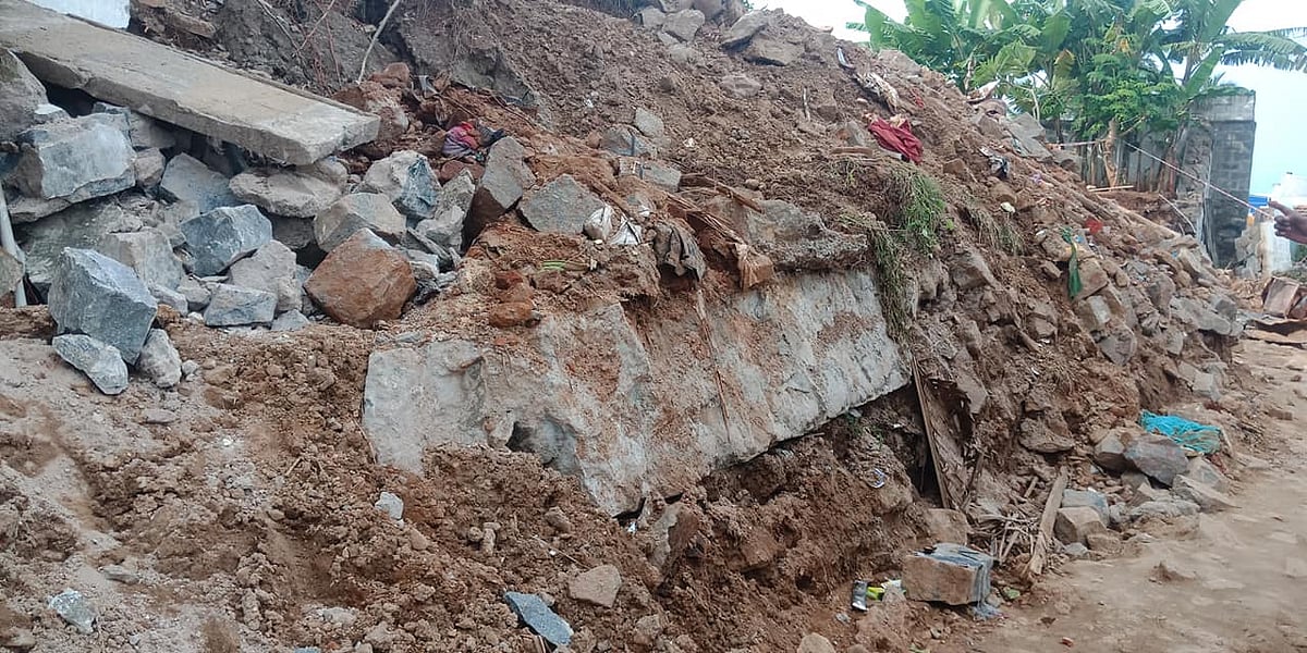 “வீட்டு முன்னாடி வந்தா நாயை அவுத்துவிட்ருவேன் என மிரட்டினார்”- தீண்டாமை சுவர் குறித்த LIVE ரிப்போர்ட்!